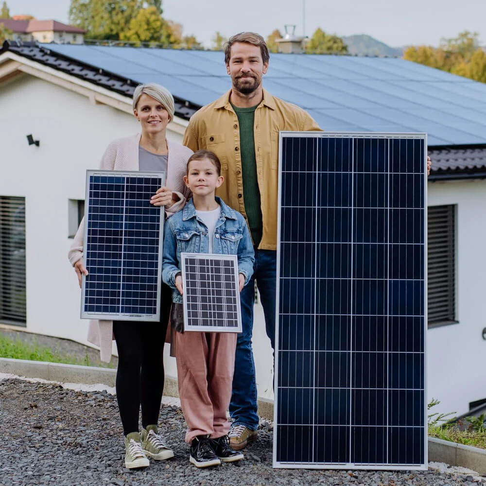 Familie mit Solarpanele