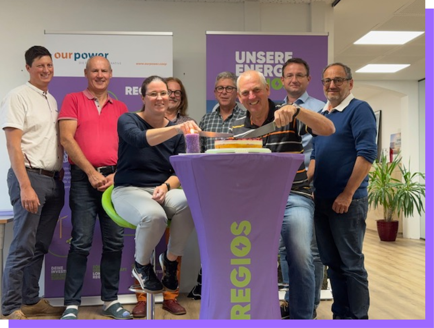 Foto des Aufsichtsrat, die in die Geburtstagstorte schneiden
